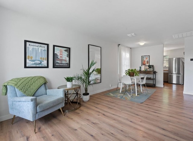 5206 Ledesma Rd, Austin, TX 78721 - sitting room with light wood-style floors and baseboards