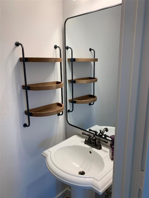 4102 Glendale Ln, Lago Vista, TX 78645 - bathroom featuring a sink