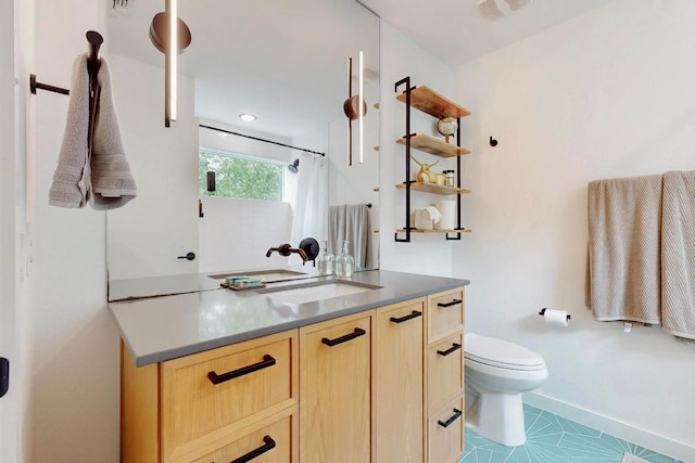 913 Duncan Ln Unit 103, Austin, TX 78705 - bathroom with vanity, toilet, baseboards, and a shower with shower curtain