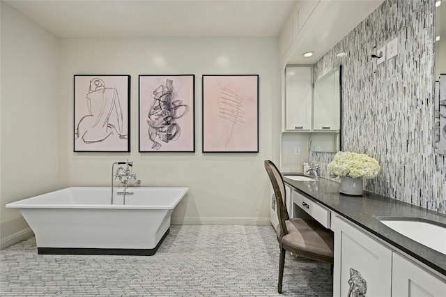 1712 Hartford Rd, Austin, TX 78703 - full bath featuring double vanity, baseboards, and a soaking tub