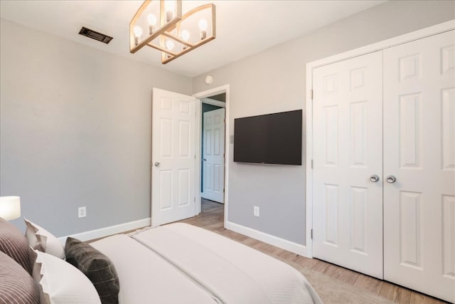 8204 Williamson Creek Dr, Austin, TX 78736 - bedroom featuring light wood-style flooring, a chandelier, and baseboards