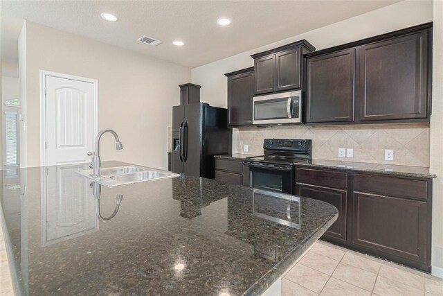 466 Sand Trl, New Braunfels, TX 78130 - kitchen featuring black appliances, a sink, a kitchen island with sink, tasteful backsplash, and dark brown cabinets