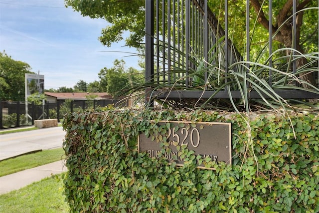 2520 Bluebonnet Ln Unit 58, Austin, TX 78704 - view of community sign