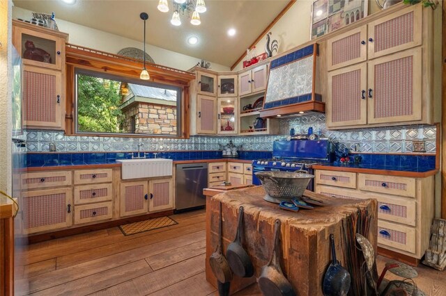 136 Red Fox Ln, Bastrop, TX 78602 - kitchen featuring stainless steel dishwasher, range with gas cooktop, a sink, light wood finished floors, and lofted ceiling