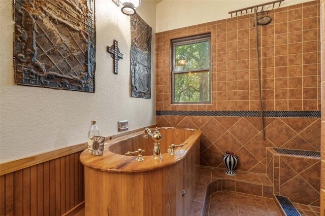 136 Red Fox Ln, Bastrop, TX 78602 - bathroom with a whirlpool tub and a textured wall