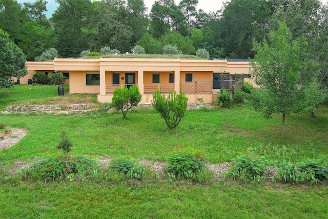 123 Konahuanui Ln, Bastrop, TX 78602 - view of front of property featuring stucco siding, a porch, and a front lawn