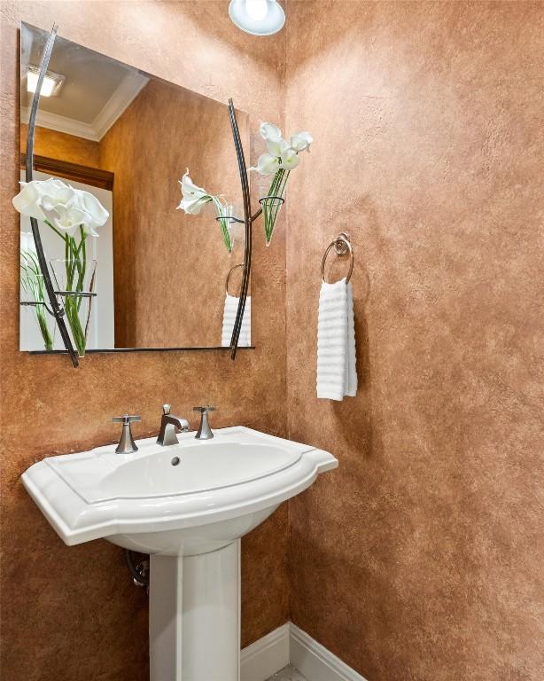 8546 Adirondack Trl Unit 14, Austin, TX 78759 - bathroom with crown molding and a sink