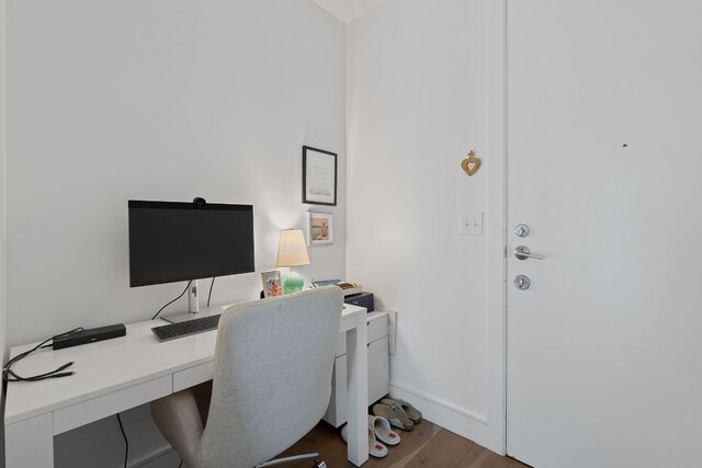 222 W Ave Unit 1001, Austin, TX 78701 - office featuring wood finished floors and baseboards
