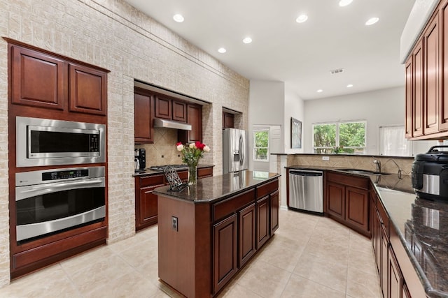 2600 Lost Mine Trl, Leander, TX 78641 - kitchen featuring appliances with stainless steel finishes, a sink, under cabinet range hood, recessed lighting, and tasteful backsplash
