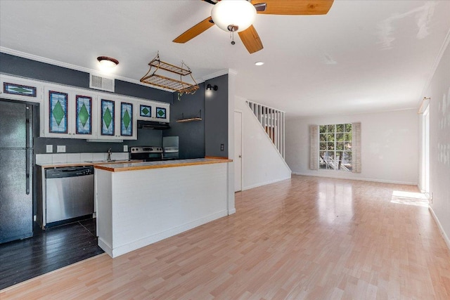 3304 Clawson Rd, Austin, TX 78704 - kitchen with dishwasher, range with electric stovetop, freestanding refrigerator, light wood finished floors, and a ceiling fan