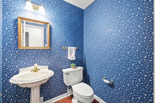 10601 Beckwood Dr, Austin, TX 78726 - bathroom featuring toilet, wood finished floors, baseboards, wallpapered walls, and lofted ceiling