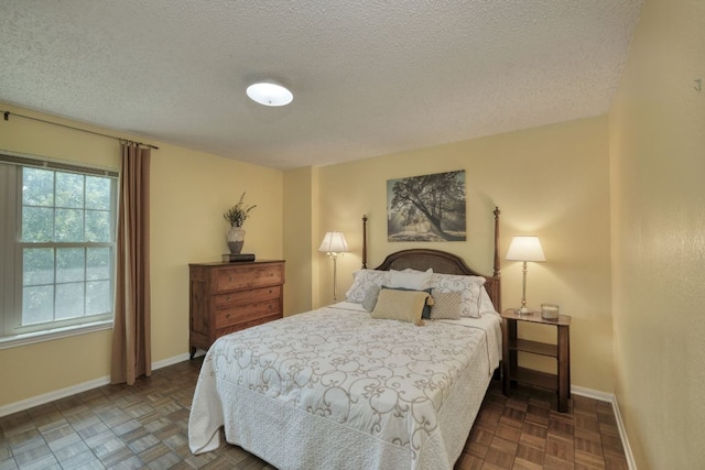 1604 W Creek Loop, Round Rock, TX 78681 - bedroom featuring baseboards and a textured ceiling