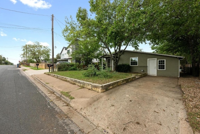 5601 Samuel Huston Ave, Austin, TX 78721 - view of front facade featuring concrete driveway