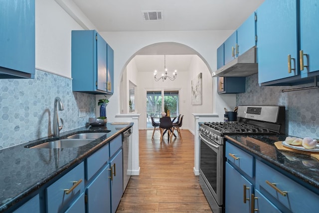 8508 Croydon Loop, Austin, TX 78748 - kitchen featuring stainless steel appliances, blue cabinetry, under cabinet range hood, and arched walkways