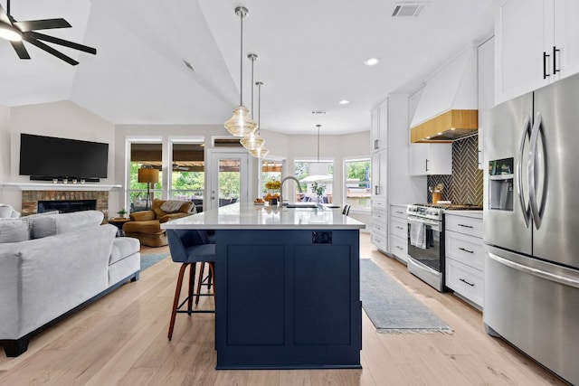 208 E Nakoma, Round Rock, TX 78664 - kitchen featuring appliances with stainless steel finishes, open floor plan, a breakfast bar, a ceiling fan, and white cabinetry