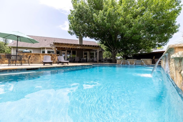 208 E Nakoma, Round Rock, TX 78664 - swimming pool with a patio area and outdoor dining area
