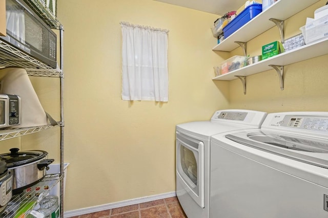3921 Leafield Dr, Austin, TX 78749 - laundry area with washer and clothes dryer and baseboards
