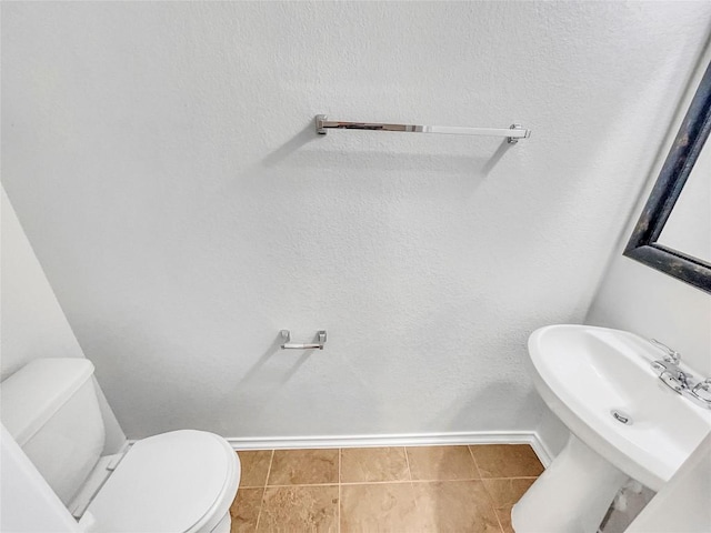 2015 Split Diamond Way, Round Rock, TX 78664 - bathroom featuring baseboards, toilet, a sink, and tile patterned floors