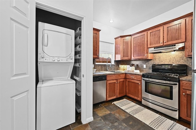 1169 Curve St, Austin, TX 78702 - kitchen with stainless steel appliances, stacked washer / drying machine, under cabinet range hood, a sink, and brown cabinets