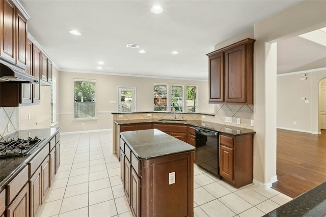7420 Jaborandi Dr, Austin, TX 78739 - kitchen featuring black appliances, a sink, crown molding, backsplash, and dark stone counters