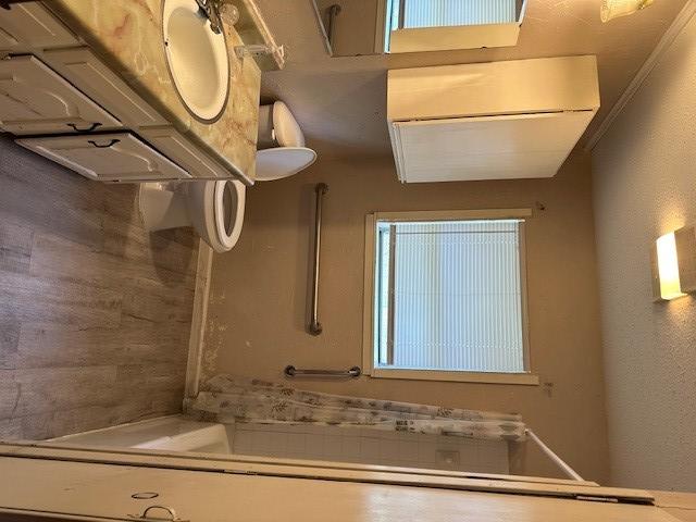 1412 Ocotilla Dr, Marble Falls, TX 78654 - bathroom featuring a textured wall