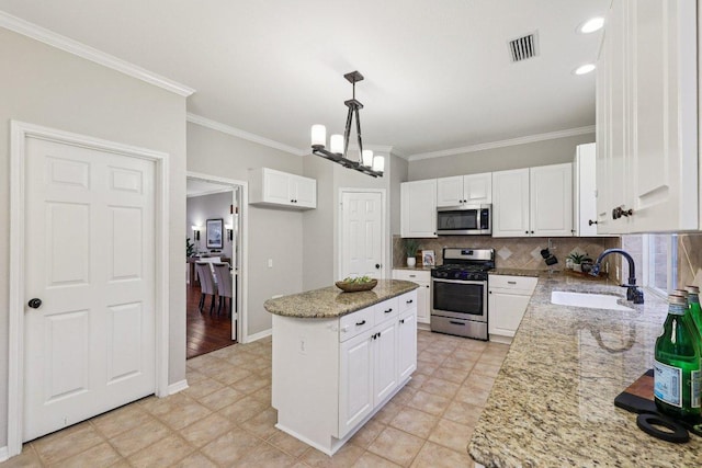 10113 Cassandra Dr, Austin, TX 78717 - kitchen featuring appliances with stainless steel finishes, a sink, crown molding, a chandelier, and white cabinets