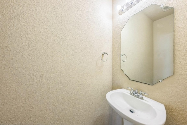 633 Sweet Leaf Ln, Pflugerville, TX 78660 - bathroom featuring a sink