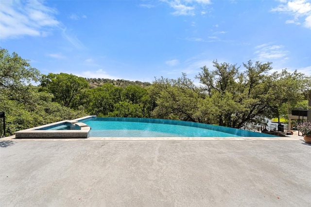 335 Sandy Mountain Dr, Sunrise Beach, TX 78643 - view of swimming pool with a pool with connected hot tub and a patio area