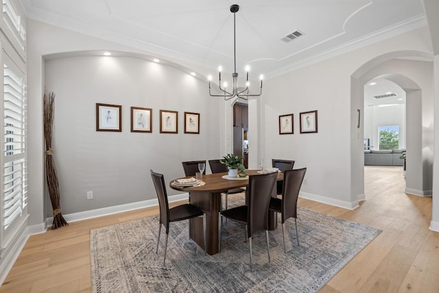 1501 University Club Dr, Austin, TX 78732 - dining space featuring arched walkways, light wood-type flooring, recessed lighting, crown molding, and a chandelier