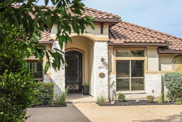 17400 Northlake Hills Dr, Jonestown, TX 78645 - entrance to property with a tiled roof and stucco siding