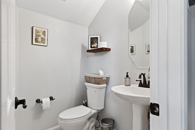 370 Ledge Stone Dr, Austin, TX 78737 - bathroom with toilet, vaulted ceiling, and baseboards