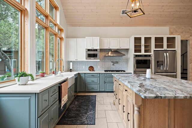 2819 Cross Rd, San Marcos, TX 78666 - kitchen with stainless steel fridge, a sink, tasteful backsplash, gray cabinets, and high vaulted ceiling
