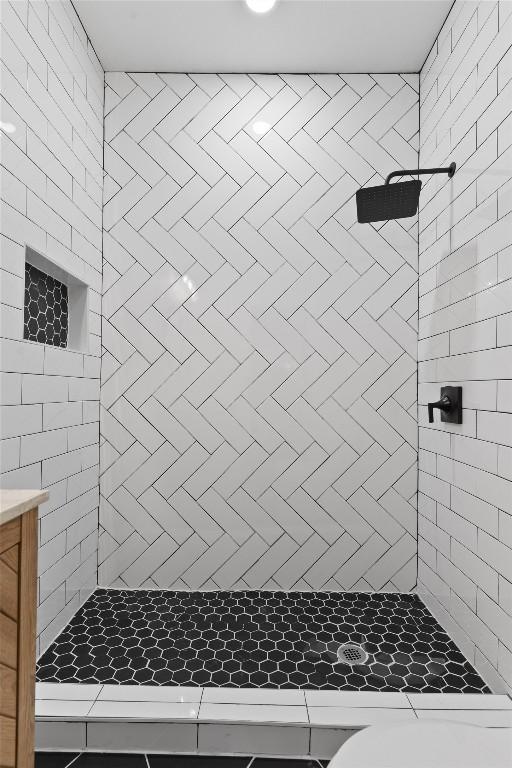 9525 N Capital Of Texas Hwy Unit 617, Austin, TX 78759 - full bathroom with a tile shower