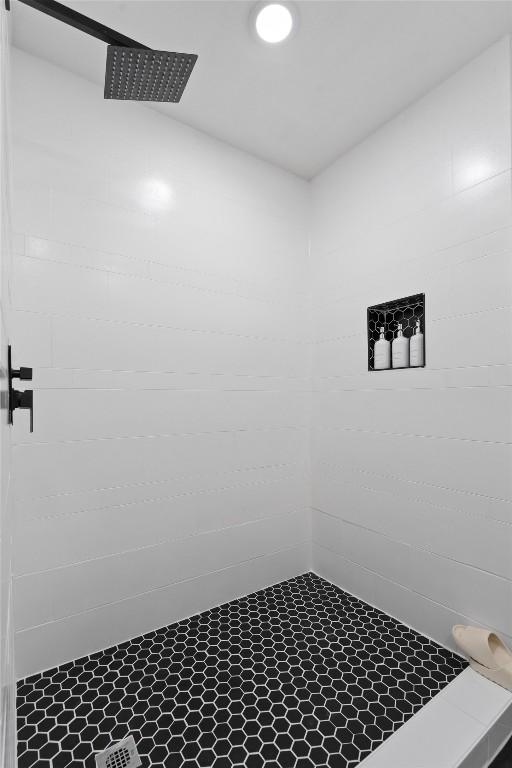 9525 N Capital Of Texas Hwy Unit 617, Austin, TX 78759 - bathroom featuring tiled shower