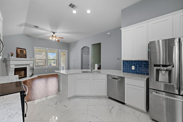 123 Justin Leonard Dr, Round Rock, TX 78664 - kitchen with stainless steel appliances, a sink, a ceiling fan, open floor plan, and a peninsula