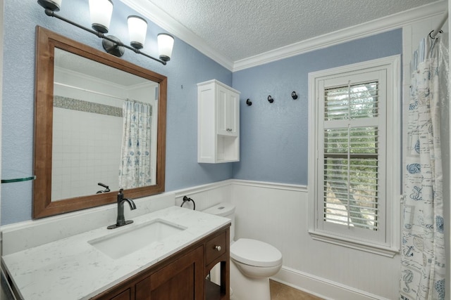 1506 Spiderlily Vw, Cedar Park, TX 78613 - full bathroom featuring crown molding, vanity, toilet, a textured ceiling, and curtained shower