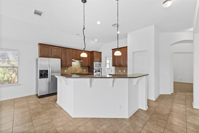 250 Maeves Way, Austin, TX 78737 - kitchen featuring stainless steel appliances, arched walkways, under cabinet range hood, tasteful backsplash, and lofted ceiling