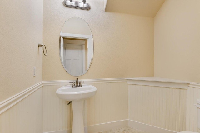 10908 Railway Ln Unit 76, Austin, TX 78717 - bathroom with a wainscoted wall and a decorative wall
