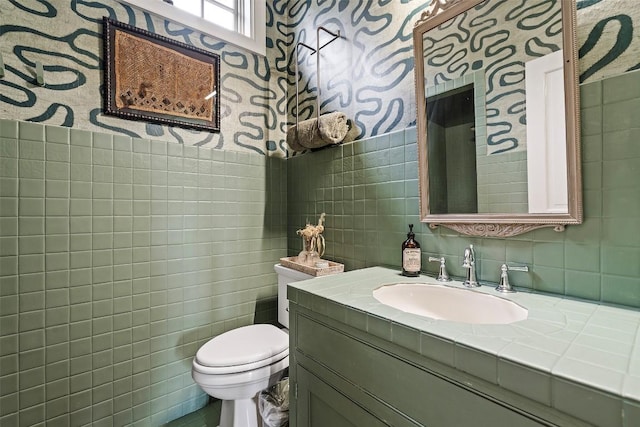 6203 Ledge Mountain Dr, Austin, TX 78731 - half bathroom featuring tile walls, toilet, vanity, and wallpapered walls