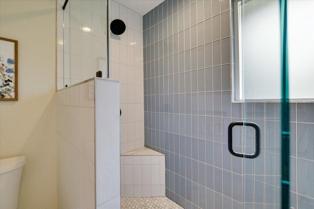 12801 Oak Bend Cv, Austin, TX 78727 - bathroom featuring a tile shower, toilet, tile walls, and tile patterned flooring