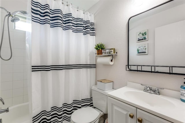 205 Tolcarne Dr, Hutto, TX 78634 - full bath with toilet, vanity, and shower / bath combo