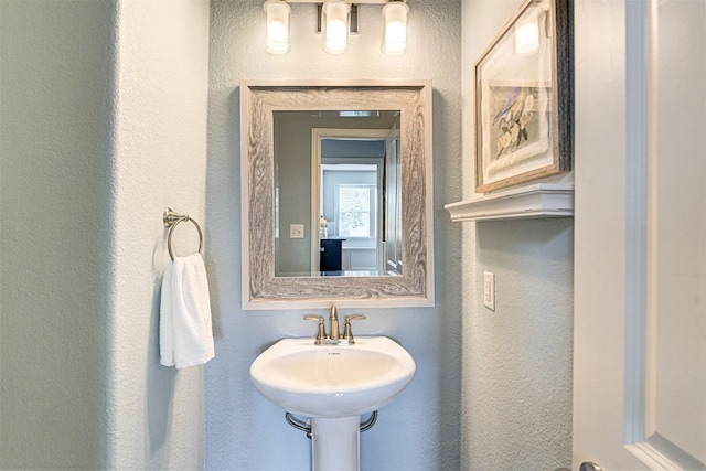 20517 Kangal Ct, Pflugerville, TX 78660 - bathroom featuring a textured wall