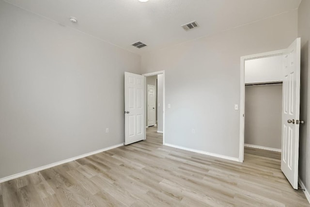 9008 Tall Sky Trce, Austin, TX 78724 - unfurnished bedroom with light wood finished floors, baseboards, and a spacious closet