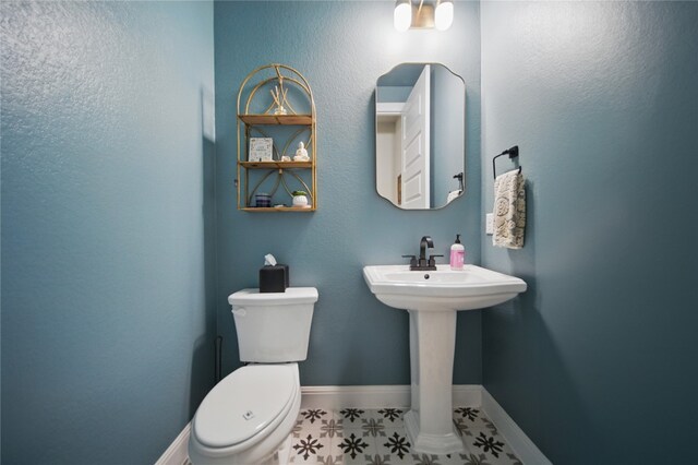 941 Linden Loop, Driftwood, TX 78619 - bathroom with toilet and baseboards