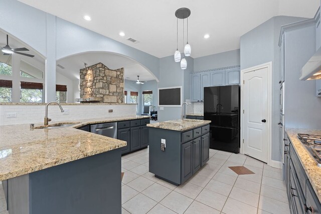 820 Morgan Hill Dr, Dripping Springs, TX 78620 - kitchen featuring a ceiling fan, stainless steel appliances, a sink, a kitchen island with sink, and tasteful backsplash