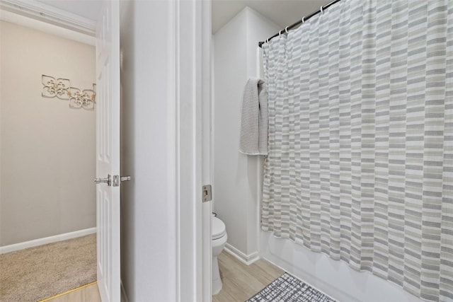 2021 Kimbrook Dr, Round Rock, TX 78681 - bathroom featuring toilet, shower / tub combo with curtain, baseboards, and wood finished floors