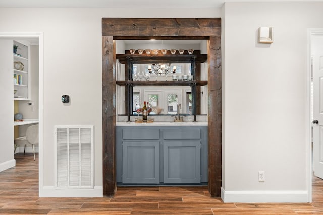 101 Explorer Cv, Lakeway, TX 78734 - indoor wet bar featuring baseboards and wood finished floors
