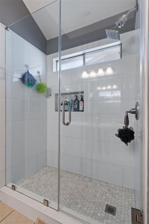 2000 Holly Springs Dr, Taylor, TX 76574 - bathroom featuring a shower stall