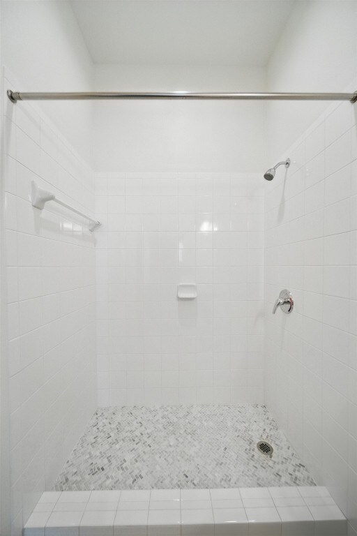 2400 Louis Henna Blvd Unit 106, Round Rock, TX 78664 - bathroom with tiled shower