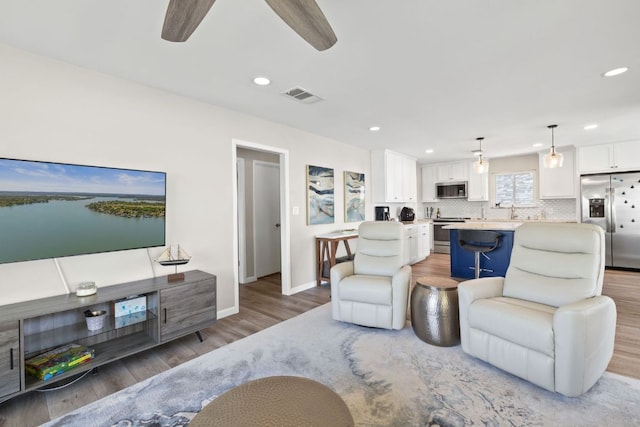 515 Circle Dr, Sunrise Beach, TX 78643 - living area featuring a ceiling fan, wood finished floors, recessed lighting, and baseboards